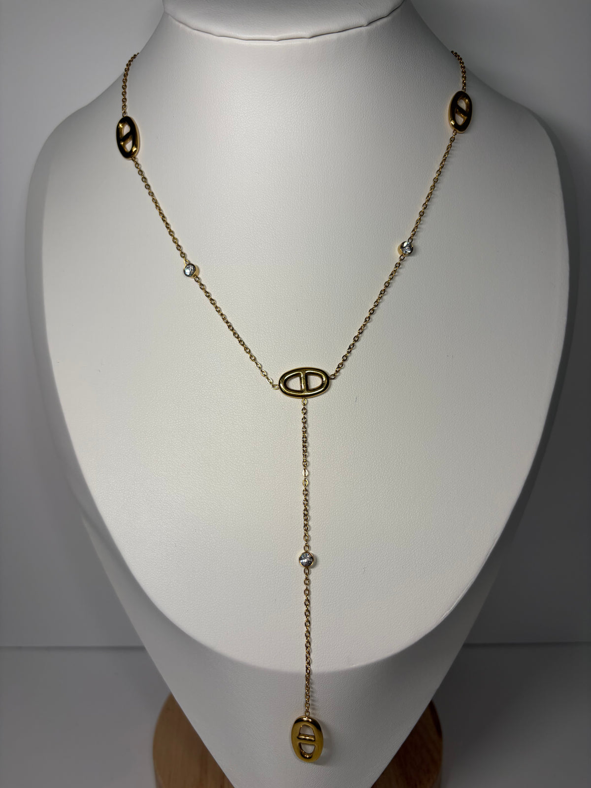 Collier April